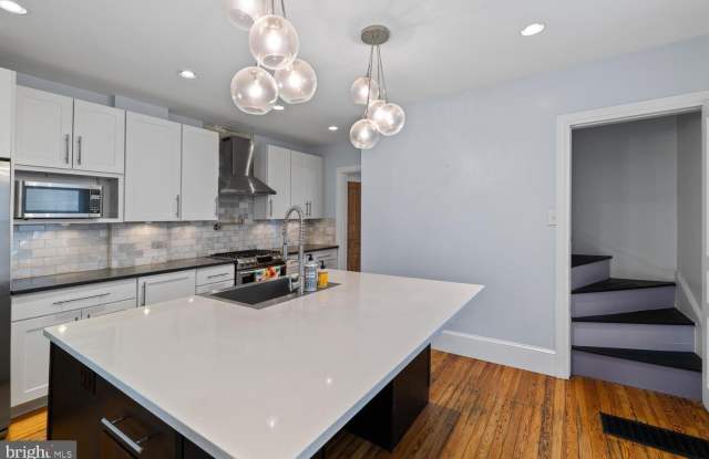 128 W MOUNT PLEASANT Avenue