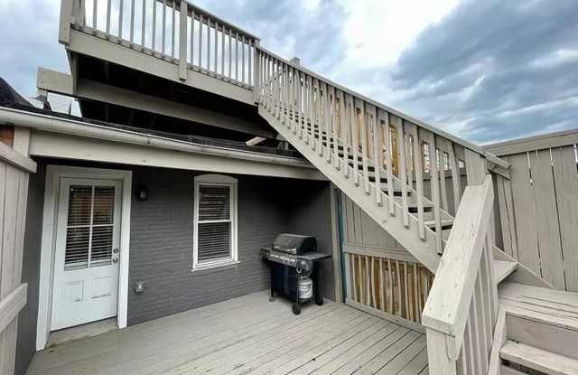 Charming Urban Retreat: Spacious 1-Bedroom Townhome in Baltimore photos photos