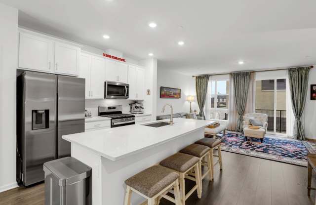 1200 Lakepointe Drive