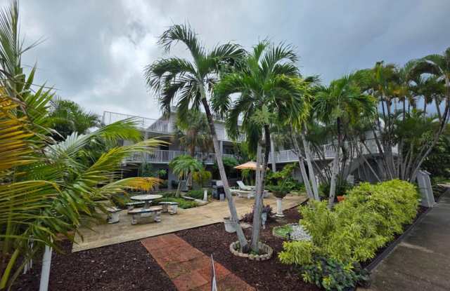 201 S Lakeside Dr