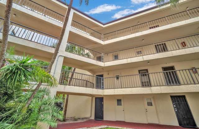 2311 S CYPRESS BEND DR