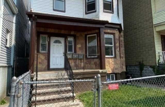 16 Ellis Ave