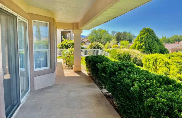 3-BR Pet-Friendly Home in Bloomington Hills