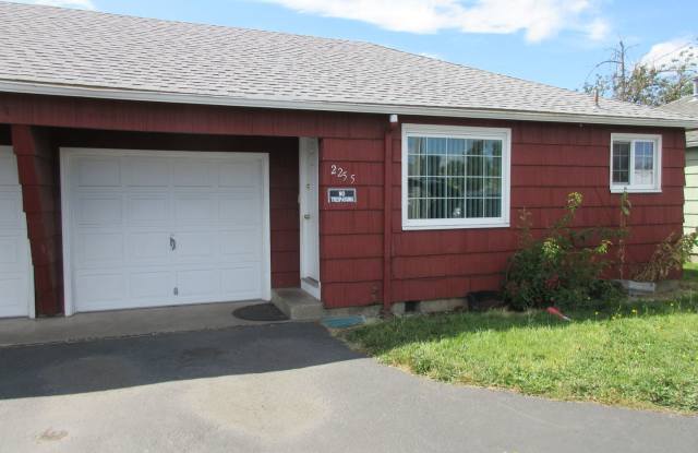 Clean and Comfortable - 2255 Silverton Road Northeast, Salem, OR 97301