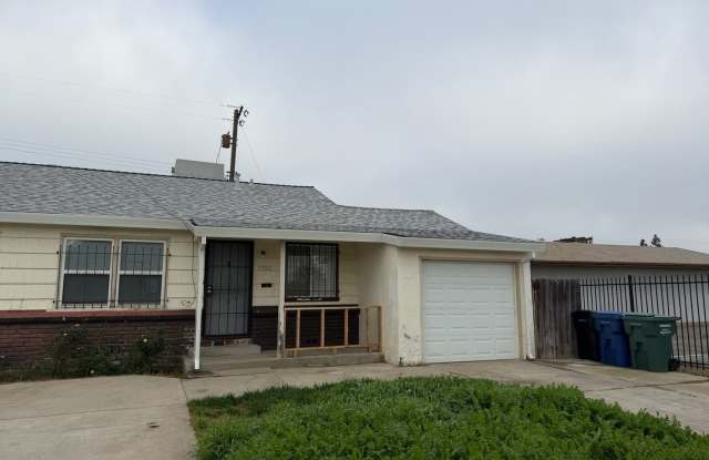 Photo of Single Story 2BR Home in Sacramento- $1,750, utilities included
