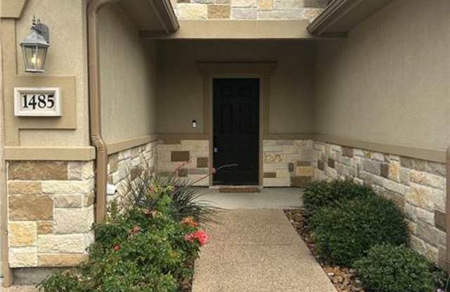 AUGUST MOVE IN!! Beautiful 3 Bedroom Townhome Available for Lease!