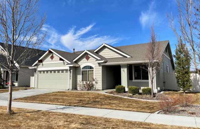 Beautiful 2 bed, 2 bath home with office/3rd bedroom in Eagle just off State and Linder in the Preserve Sub.