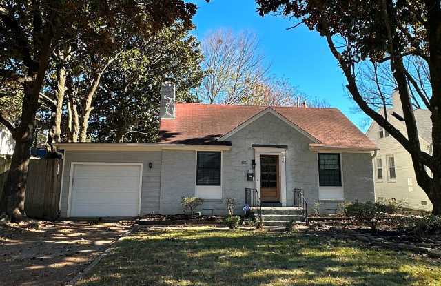 Charming Cottage in East Memphis! Fully fenced back yard! Ready to be your next home!