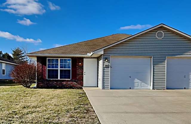 Photo of 405 NW Woodbury Dr