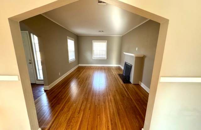 Charming and Remodeled 2 bedroom, 1 Bath within walking distance to everything on Brookside!