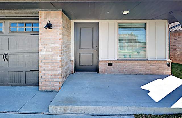 2 Bedroom 2 Bathroom 1 Car Garage Duplex with upgrades located off Broadway Extension, a short distance from Edmond and easy access to downtown OKC