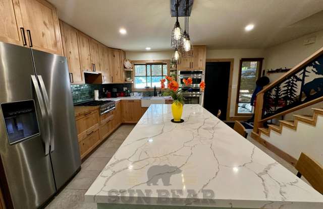 Beautiful Home on the Creek in Glenrock! - Summer pool in complex!