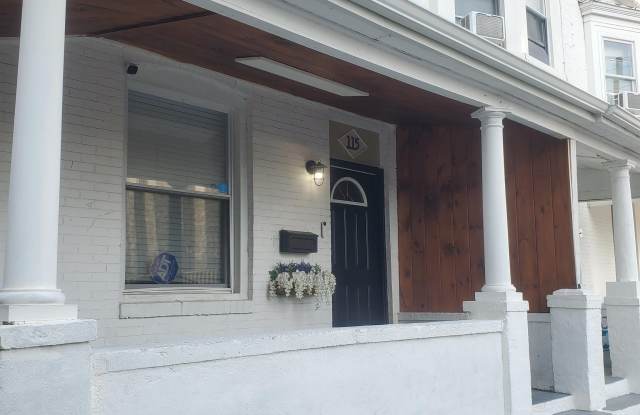 Photo of 115 S Congress Ave