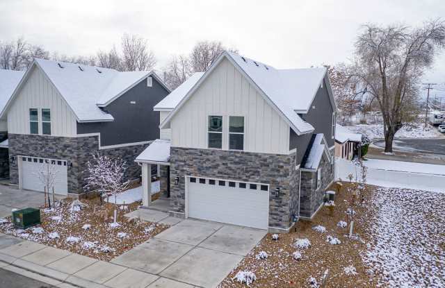 712 E Zekes Court