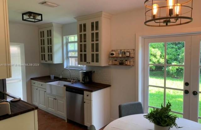 Photo of 4619 SW 10th St