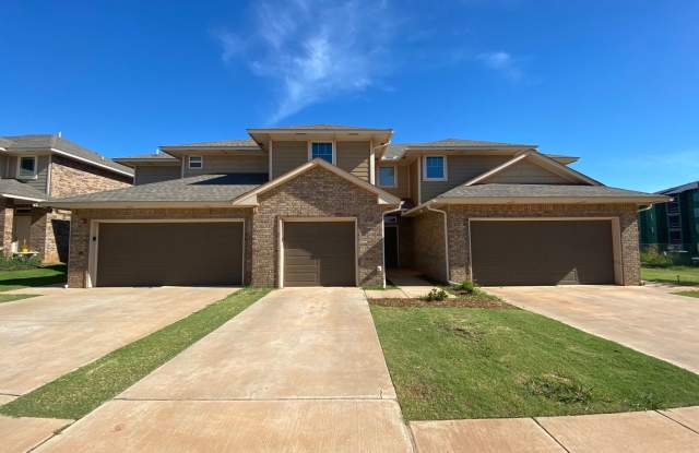 3 Bedroom 2 Bath 2 Car Garage Duplex In Moore! Priced To Go Fast!!!1