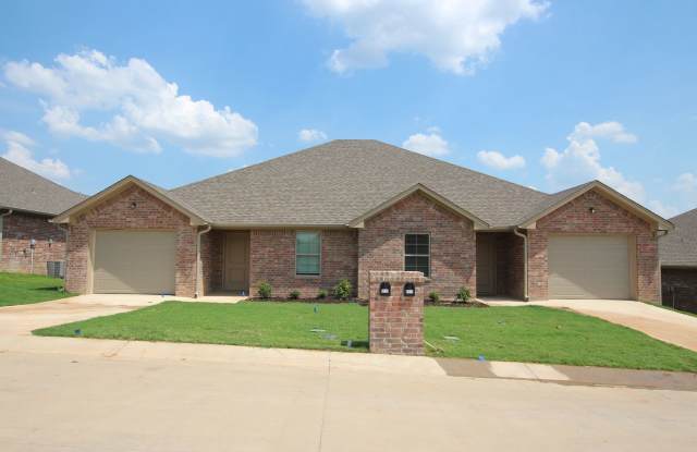 Beautiful 2 Bedroom 2 Bathroom Townhouse in South Tyler! Tour Today!