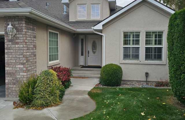 Photo of Townhouse located near Canyon Rim Parkway and tons of shopping