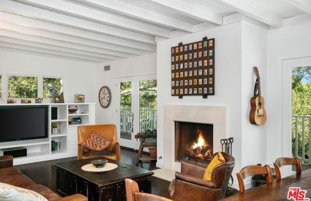 Photo of 9016 Wonderland Ave