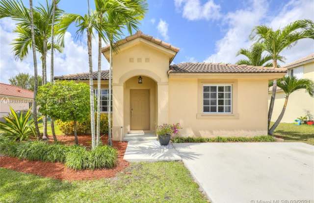 450 SE 30th Dr