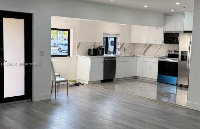 Photo of 1601 NE 158th St