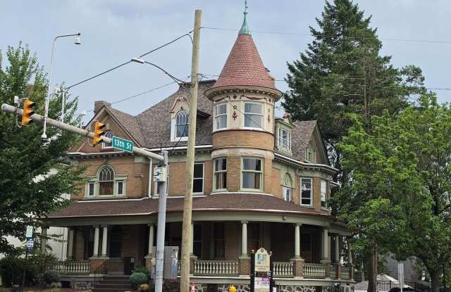 1248 W HAMILTON Street