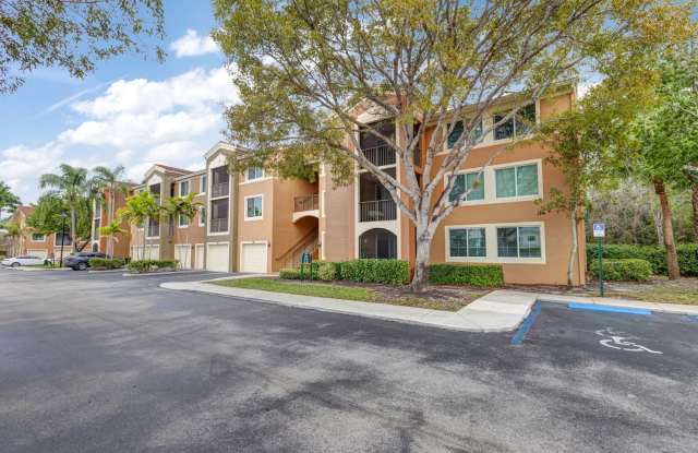 ** RESERVE AT NAPLES ** 3 BED / 2 BATH - TOP FLOOR CONDO - CENTRAL NAPLES - ANNUAL RENTAL