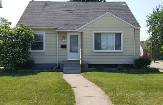 A Charming 3 Bedroom Bungalow, Hardwood Floors, Fenced in Backyard