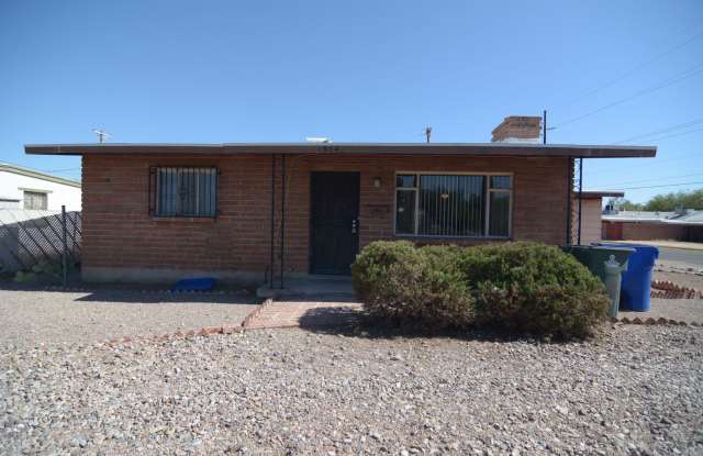 Charming 2 Bedroom 1 Bath Home! Central Tucson Location!