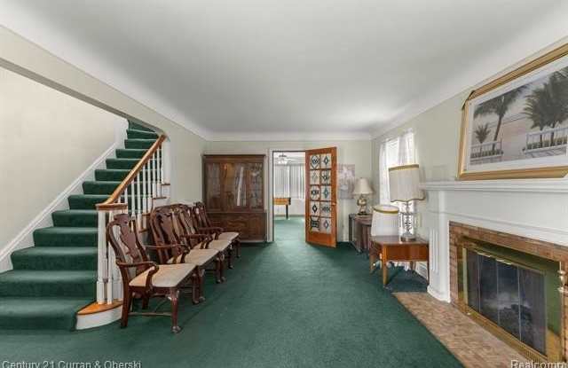 1883 LOCHMOOR Boulevard