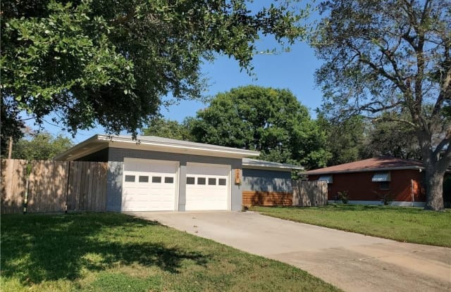 108 E Young Avenue - 108 East Young Avenue, Temple, TX 76501