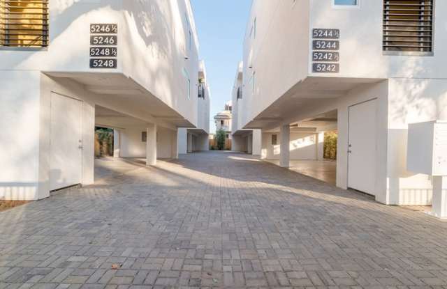 5248 1/2 Cleon Avenue