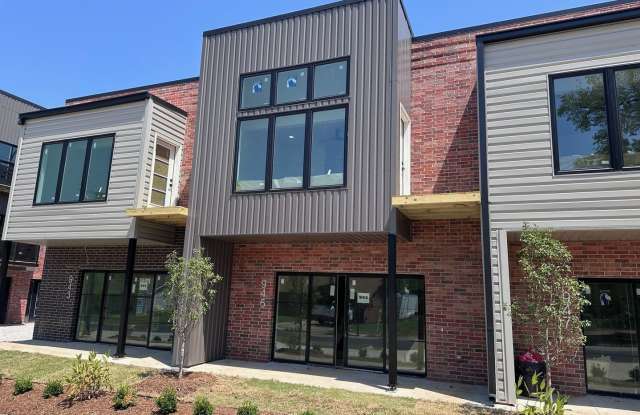 ***943 SE 10th Street***