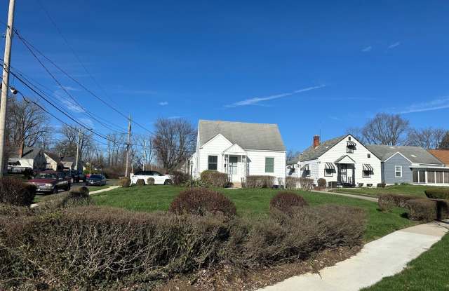 Charming 3 Bedroom In Central Columbus with Fenced in Yard
