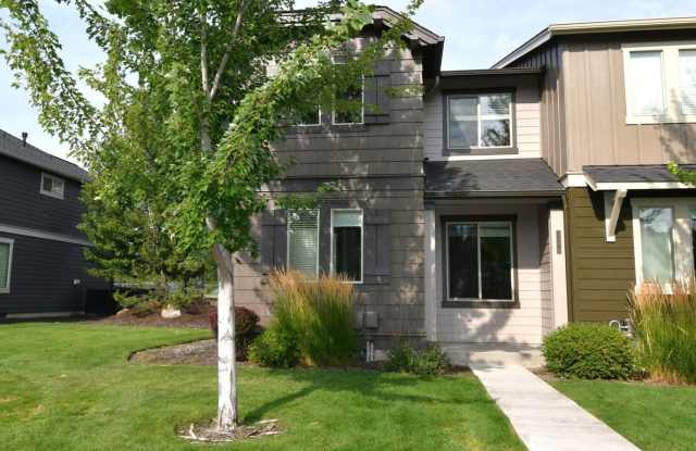 Gorgeous townhome in SW Redmond!