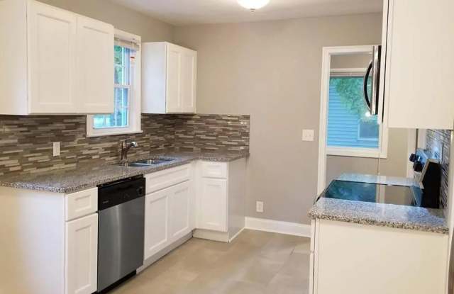 3BR w/ In-Unit W/D + Assigned Parking in Nashville