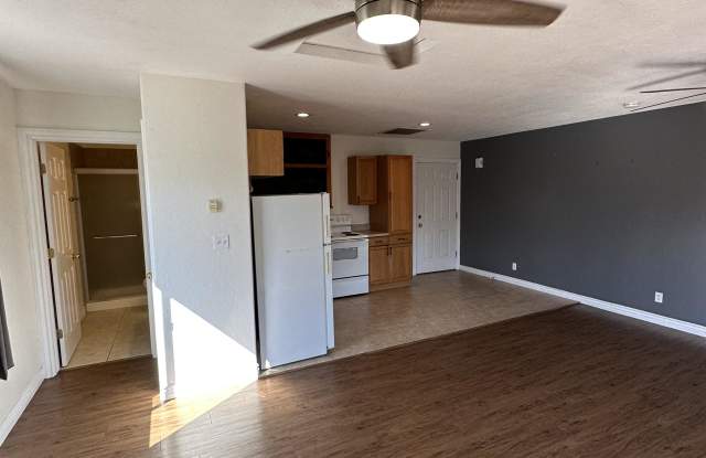 1405 East MacKenzie Drive