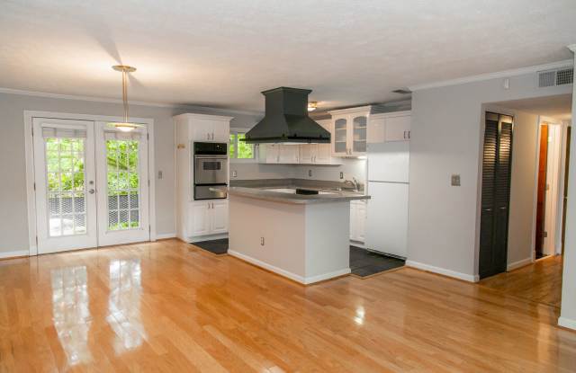 Welcome to Arborgate! Spacious Condo in Heart of Buckhead!