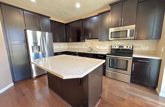 Rare 4 Bedroom End Unit Townhome in The Beautiful Stonemill Farms of Woodbury