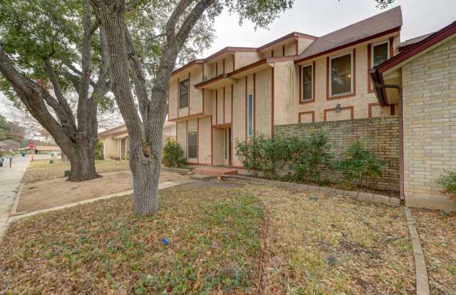 Charming Home with Vaulted Ceilings  Loft Near 281  Bitters