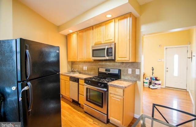 2500 E OAKDALE Street