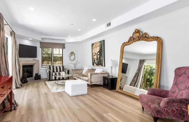 718 N Croft Ave unit: 103