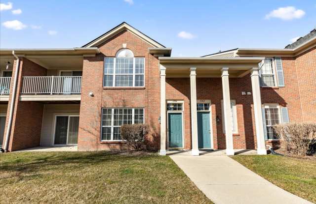 Maple Crossing Condo – Comfort, Convenience & Location