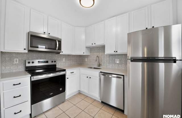Remodeled 2BR/1BA Apartment in Aurora