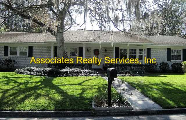 Beautiful 4bed/3bath Corner Lot in Suburban Heights