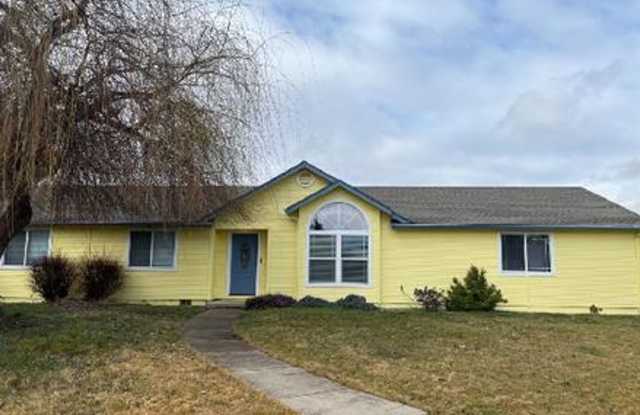Spacious 3 Bed, 2 Bath Home on a Corner Lot in Southwest Medford