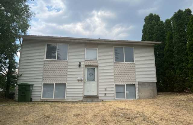 Photo of HUGE 6 bed 3 bath Home in Pocatello