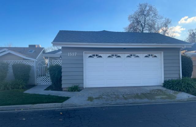 3/2 home in Castlewood with office! For rent in Visalia, CA