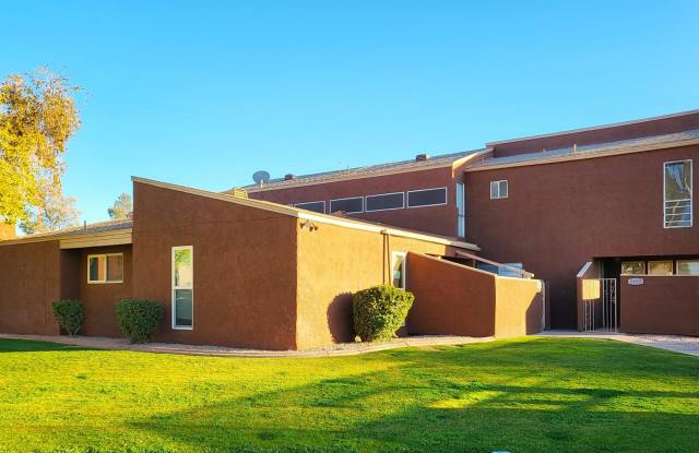 AFFORDABLE TOWNHOUSE IN TEMPE! -- 1/2 OFF FIRST MONTH'S RENT