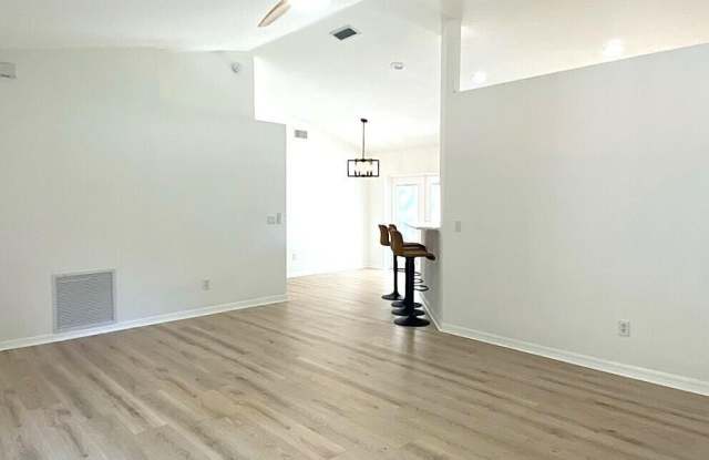 1047 S Myrtle Avenue